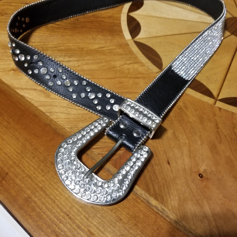 Size medium sparkle buckle belt